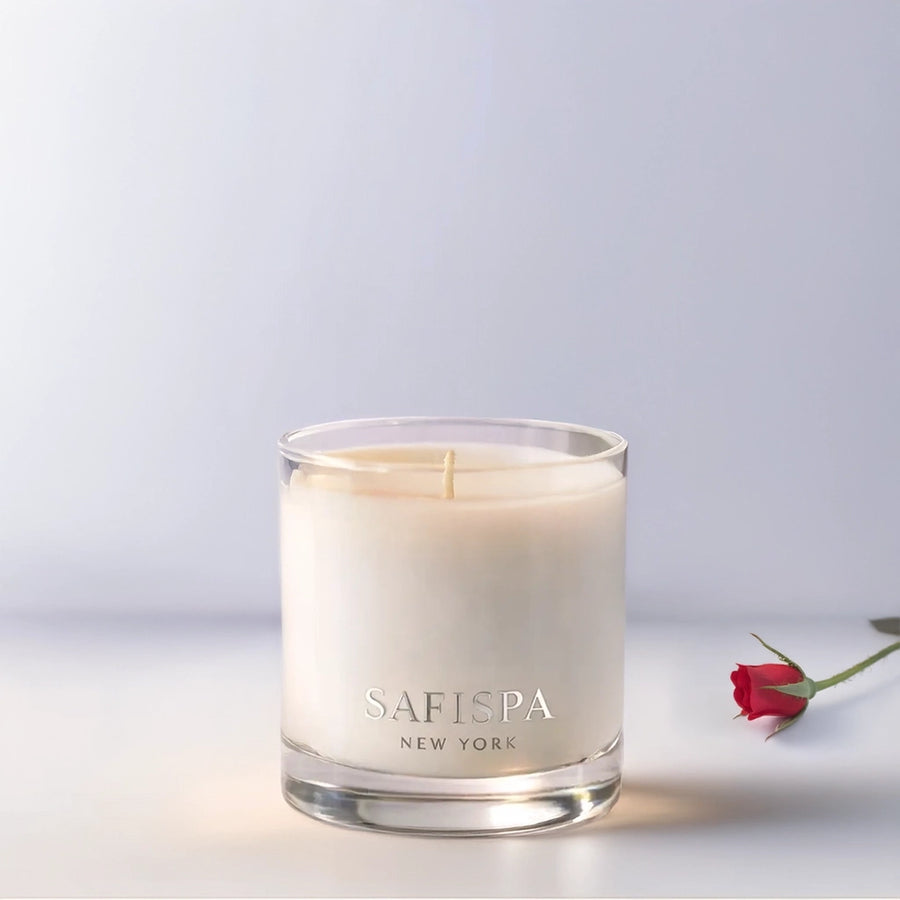 Safispa New York Rose luxury soy candle in clear glass vessel, romantic floral home fragrance with clean-burning soy wax and modern silver logo design.