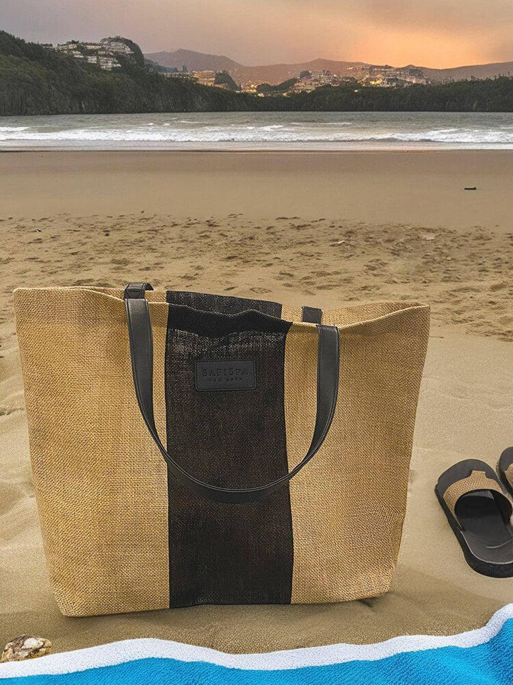 Relax in style at the beach with the Safispa All-Natural Jute Tote. Spacious, lightweight, and perfect for carrying beach essentials like towels, sunscreen, and drinks. Shop sustainable style today!